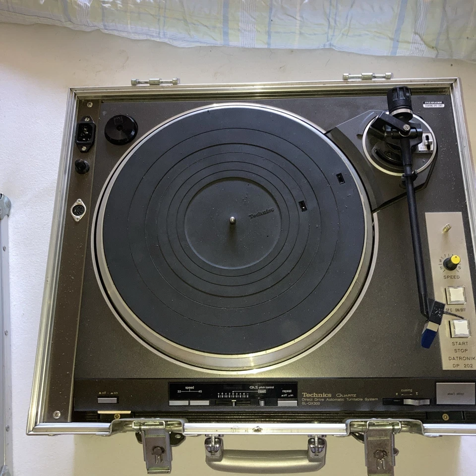 Technics SL Q300  Direktantrieb in solidem Alu Koffer T4P Tonabnehmer - Bild 1 von 4