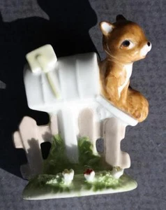 Statuetta Scoiattolo Cassetta Postale 3D Fiori 1976 Enesco Bone China Maruri Capolavoro - - Foto 1 di 1
