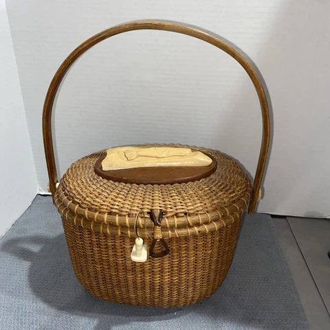 Vintage Farnum Authentic Reproduction Nantucket Basket Purse Whale Scrimshaw Cover