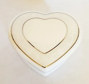Wedgwood Weiß Platin Herzförmige Schmuckschatulle Glasur Bone China Valentinstag - Bild 1 von 6