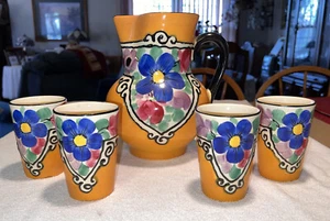 Jarra floral amarilla vintage pintada a mano de Checoslovaquia de 9"" con 4 vasos - Imagen 1 de 12