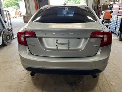 11-13 CUBIERTA PARACHOQUES INFERIOR TRASERO VOLVO S60 CON ASISTENCIA DE ESTACIONAMIENTO ELÉCTRICO PLATA 4770 Foto 1 de 4