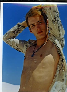 MÄNNLICHES MODEL TWINK GLAM - POSTEN VON 19 - 10 X 11 FARBGLANZFOTOS - VOM GLEICHEN MANN - Bild 1 von 17