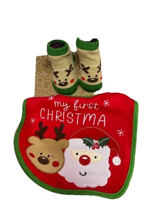 Nuevo con etiquetas Baby Essentials My First Christmas Babero y Calcetines Conjunto Rojo Verde Beige Santa Foto 1 de 2