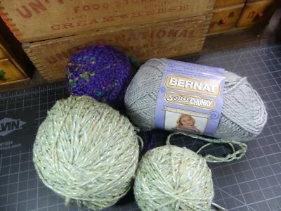 Lote de hilos acrílicos gruesos Bernat y otros verde púrpura y gris Foto 1 de 4