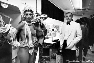 Sean Connery in Showgirls Dressing Room, Las Vegas - 1971 - Vintage Photo Print - Bild 1 von 1