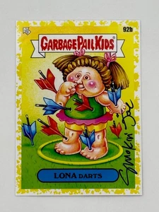 2024 Garbage Pail Kids At Play #92b LONA DARTS Yellow Smokin’ Joe Artist Auto - Picture 1 of 3