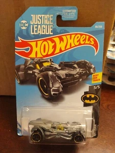 2017 Hot Wheels Batman Justice League Batmobile DC Comics grau Maßstab 1:64 Neu in Verpackung - Bild 1 von 3