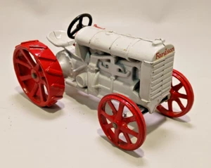 ERTL Antique Fordson Tractor Diecast Model 1/16 Scale Metal Toy Die-Cast - Picture 1 of 6