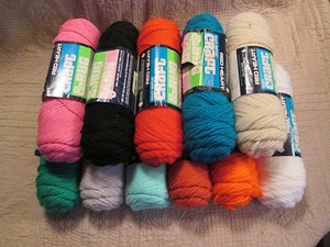 Hilo de alfombra y artesanía voluminosa corazón rojo vintage 123 yardas madeja(s) - acrílico - 11 colores - Imagen 1 de 12