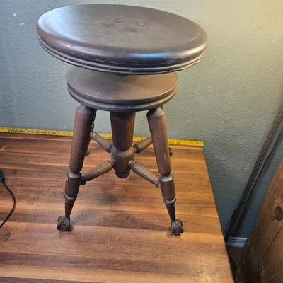 Gran taburete de piano victoriano antiguo de roble con patas de garra de bola de vidrio Foto 1 de 4