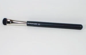 Sombra de ojos MAC Cosmetics 215 cepillo sombreador medio - Imagen 1 de 4