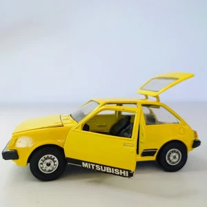 Coche de juguete diecast Mitsubishi Colt 1400 GLX Hatchback amarillo escala 1:25, Japón - Imagen 1 de 10