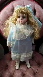 To Look Porzellanpuppe blonde lockige Haare blaue Augen helle Haut 16 Zoll - Bild 1 von 5