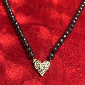 Collana femminile, elegante, moderna, giocosa con chiusura a cuore e glitter - Foto 1 di 6