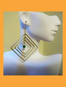 HANDMADE STEEL DANGLE 3 SQUARE EARRINGS WITH GREEN BEAD!!  - Imagen 1 de 1