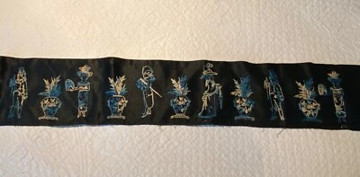 PEÇA ANTIGA/ANTIGA BORDADA À MÃO 5" X 70" - RECUPERADA - EM CETIM PRETO - Imagem 1 de 4