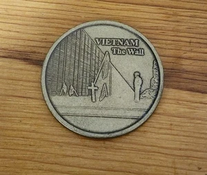VETERANS OF FOREIGN WARS VFW USA VIETNAM WALL COMMEMORATIVE BRASS COIN 1.5" - Picture 1 of 2
