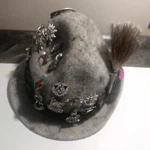 Tirolerhut Herren  mit Gamsbart und div. Anstecker   Größe 55 - Bild 1 von 4