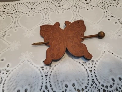 SOPORTE COLA DE CABALLO CUERO MECANIZADO PASADOR DE PELO De Colección Años 60 70 Floral Mariposa Boho Foto 1 de 3