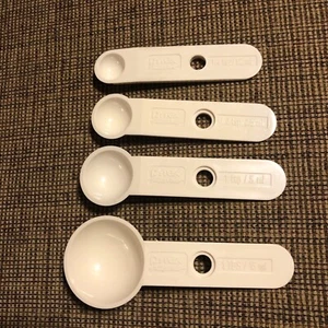 Vintage Pyrex Accessories Measuring Spoons Snap Together Set Of 4 Beige USA - Picture 1 of 9