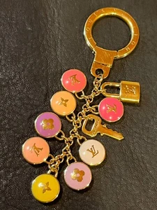 LOUIS VUITTON Bolso Dije Llavero Cadena LV AUTÉNTICO Porte Cre Pastilla Rosa Envío gratuito - Imagen 1 de 13