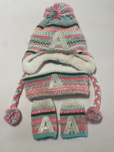 Justice Kids Set Invernale Taglia Unica-A Iniziale-Mitts, Scaldorecchie, Cappello con Etichetta - Foto 1 di 14