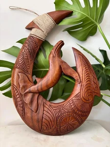 Hawaii Wohndeko handgefertigt Massivholz 19,5" geschnitzter Fischhaken mit Gravur Wal - Bild 1 von 15