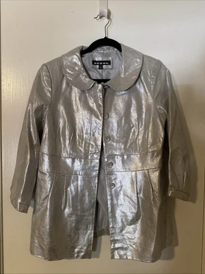 CHAQUETA/ABRIGO REVUE TALLA M PLATA CLARA CUERO METALIZADO BOTÓN DELANTERO CON MANGAS 3/4" Foto 1 de 4