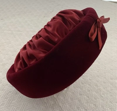 Sombrero Pastillero Vintage Años 50 60 Terciopelo Rojo Corona Volantes Arcos Satinados Talla Única Foto 1 de 4