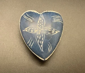 HERMOSO Pisapapeles Piedra Corazón Grabado - Azul - Diseño Floral - Regalo Único - Imagen 1 de 5