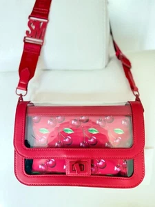 BOLSO BANDOLERA TRANSPARENTE NUEVO CON ETIQUETAS STEVE MADDEN BALBERTA CON BOLSA CEREZA EXTRAÍBLE ROJO - Imagen 1 de 6