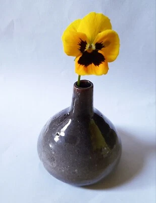 Jarrón de cerámica pequeño hecho a mano Foto 1 de 3