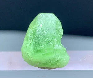 20 Karat natürlicher grüner Peridot Kristall aus Pakistan - Bild 1 von 3