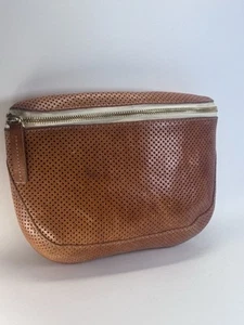 Clare V braun hellbraun perforiert Bauchtasche Ledertasche Gürtelschlaufen Anhänger fehlt - Bild 1 von 11