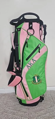 BOLSA DE GOLF ALPHA KAPPA ALPHA SORORITY, TAMBIÉN CONOCIDA COMO BOLSA DE GOLF Foto 1 de 4