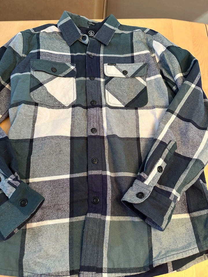 VOLCOM CLASSIC FIT THERMAL LINED PLAID FLANNEL SHACKET MENS SZ M - Image 1 of 4