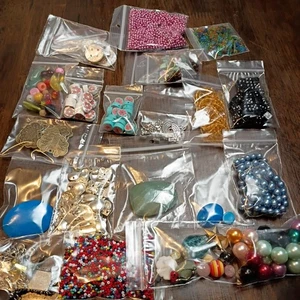 Menge 20 Beutel Schmuckherstellung Zubehör Perlen Charms und andere zufällige Sachen..30 - Bild 1 von 13