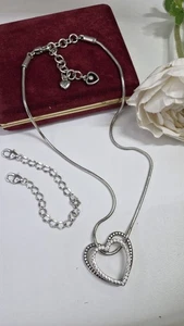 Collar colgante Brighton EE. UU. abierto doble corazón plateado en muy buena condición - Imagen 1 de 10