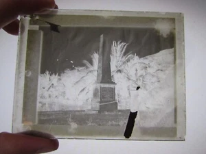 Foto negativa histórica de vidrio rara de 1870 monumento a James Cook de Hawaii - Imagen 1 de 5