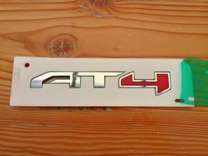 Emblema de placa de identificación GM 84913746 “AT4” - Se adapta a GMC Sierra, Yukon, Canyon - OEM - Imagen 1 de 3