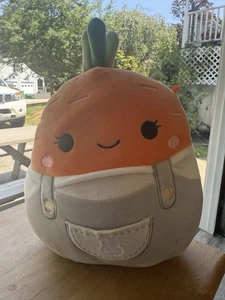 squishmellow 10" seltene Caroleena Karotte in grauem Overall mit Tasche Neu mit Etikett - Bild 1 von 5