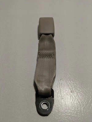 Hebilla de cinturón de seguridad trasero izquierdo Mitsubishi Galant 2000 OEM - bronceado UO58 Foto 1 de 3