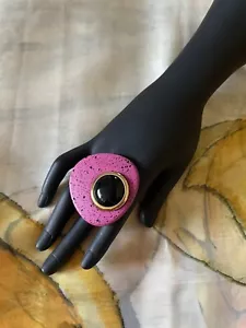 Splendido Anello Vintage Upcycled MOD Statement - Pietra Rosa Calda/Nera - Foto 1 di 5