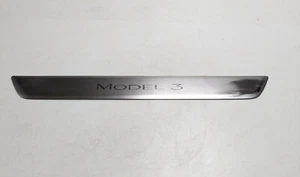 TESLA MODEL 3 TÜRER SCHWELLER TRITTBLECH VORNE RECHTS FAHRERSEITE 2020 1504763 - Bild 1 von 8