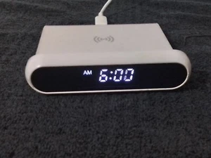 Reloj despertador cargador inalámbrico universal Bytech, blanco - Imagen 1 de 6