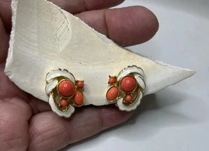 Vintage Signed Polcini Faux Coral & Enamel Clip Earrings - Ex Condition - Picture 1 of 4