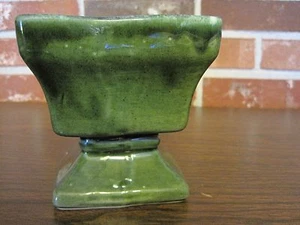 USA GREEN PEDESTAL FOOTED PLANTER - Picture 1 of 12