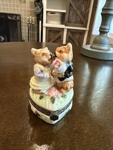 Pareja de gatos de cortejo inspirada en Limoges en la parte superior de la caja de píldoras anillo de baratija en forma de corazón - Imagen 1 de 10