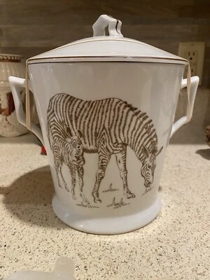 Cubo de hielo con tapa de diseño vintage The Shafford Co “Wild Habitat” con estampado de cebra Foto 1 de 4